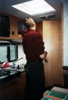 Camper innen mit Blick auf Küche und Toilette/Dusche