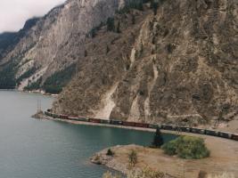 Langer Güterzug am Ufer des Seton Lake