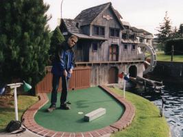 Stefan beim Minigolf
