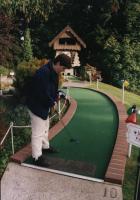 Yvonne beim Minigolf