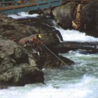 Indianer bei der Fischjagd am Moricetown Canyon (Foto aus Wagner, Grundmann: Canadas großer Westen & Alaska, Reise Know-How Verlag, Hohentann, Seite 363)